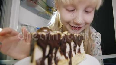 一个小女孩偷偷地尝了尝冰箱里的蛋糕。 童年的恶作剧，快乐的童年